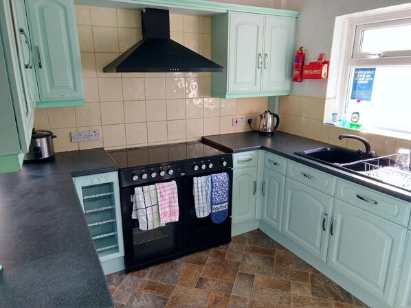 Kylskåp, mikrovågsugn, ugn och vattenkokare