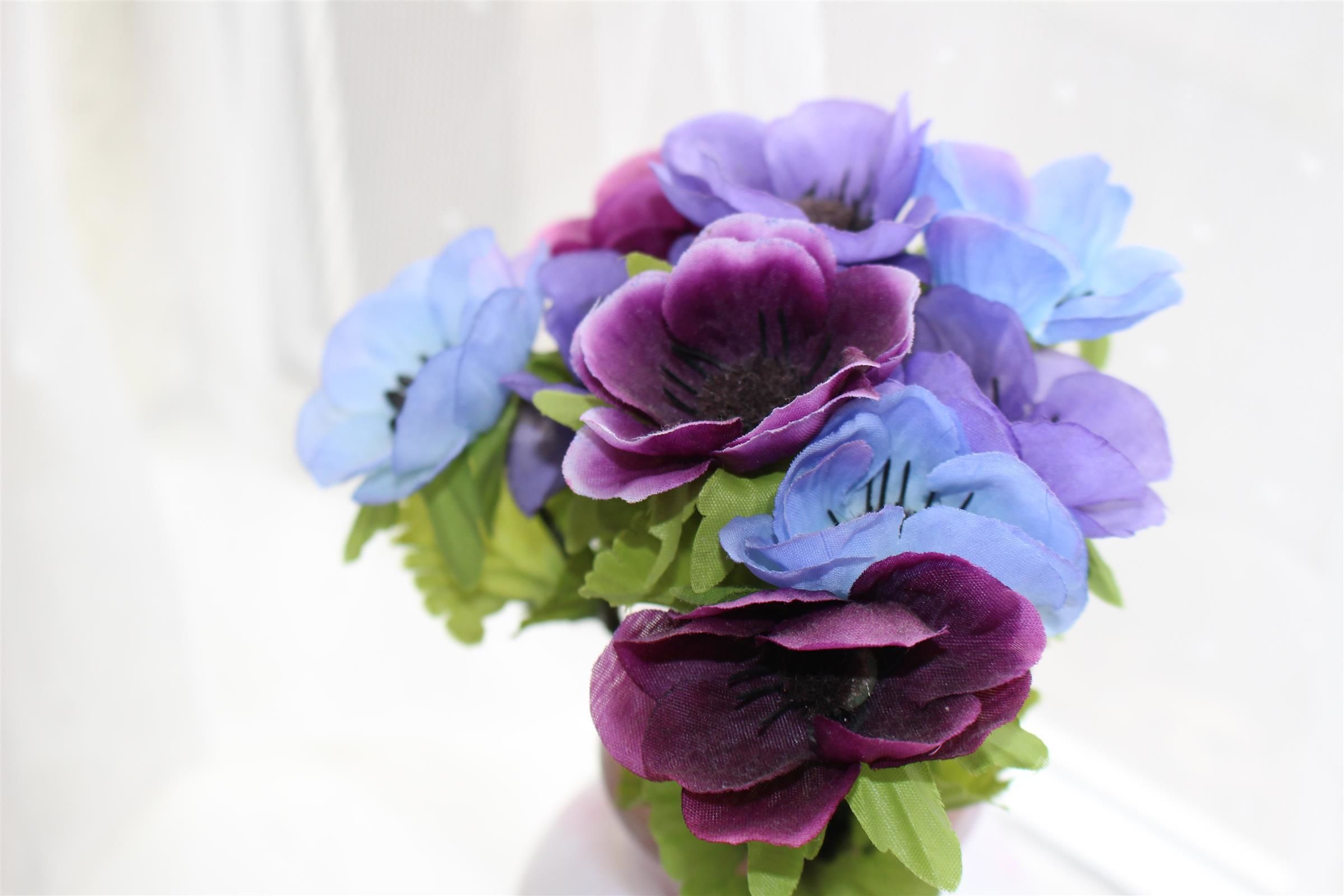 Un ramo de flores con pétalos morados y azules.