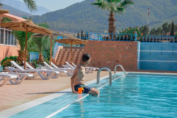 Piscina a l'aire lliure de temporada i piscina de vora infinita