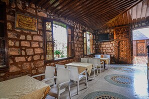 S'hi serveixen esmorzars, dinars, sopars i plats de cuina marroquina