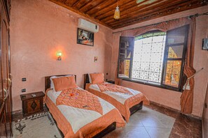 Habitació doble o amb dos llits individuals | Cortines opaques, llits addicionals, wifi i roba de llit