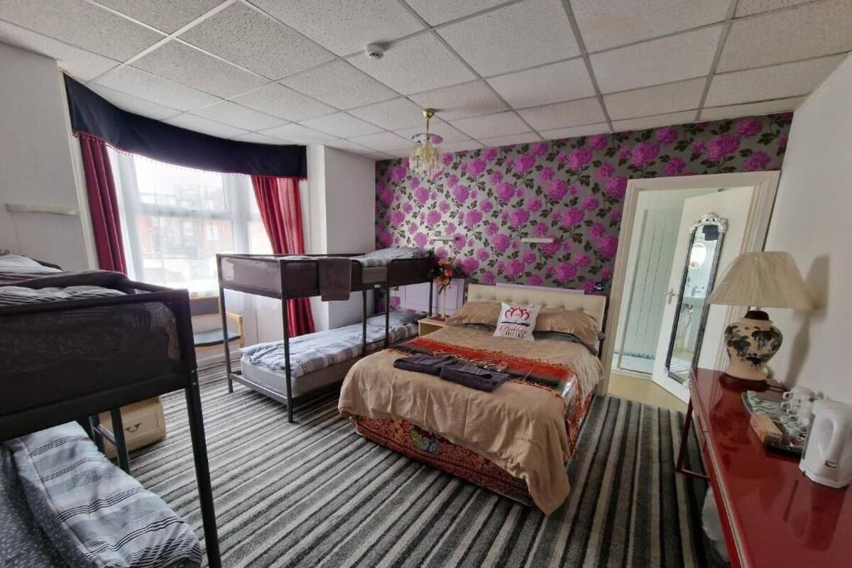 RM4 Family Room | Iron/ironing board, wheelchair access
