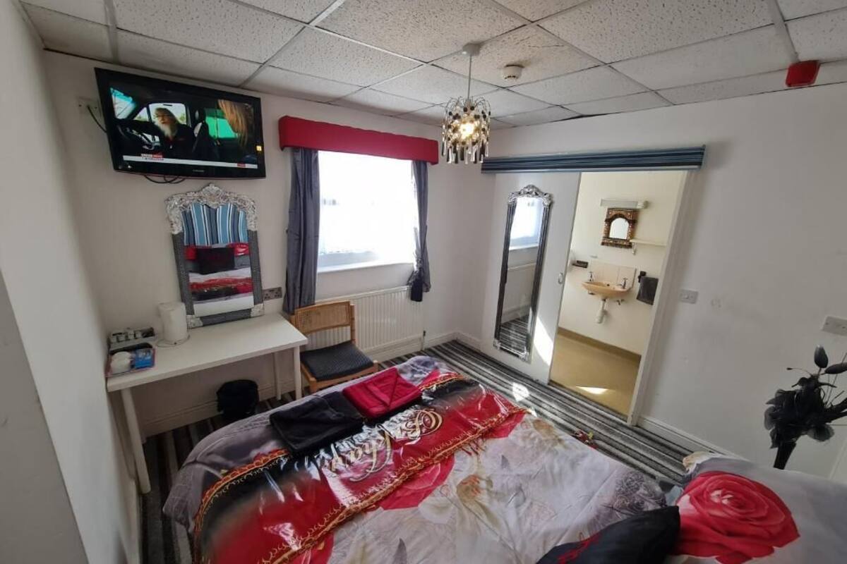 RM12 Double Room | Iron/ironing board, wheelchair access
