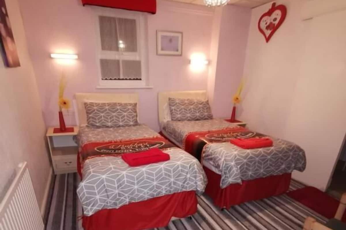 RM5 Twin Room | Iron/ironing board, wheelchair access