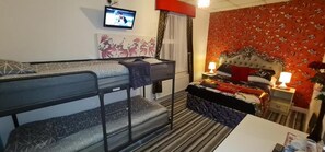 RM3 Family Room | Bagno | Asciugacapelli, asciugamani, sapone, carta igienica