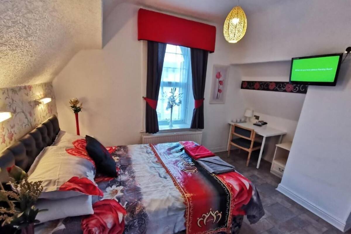 RM19 Double Room, Accessible | Iron/ironing board, wheelchair access