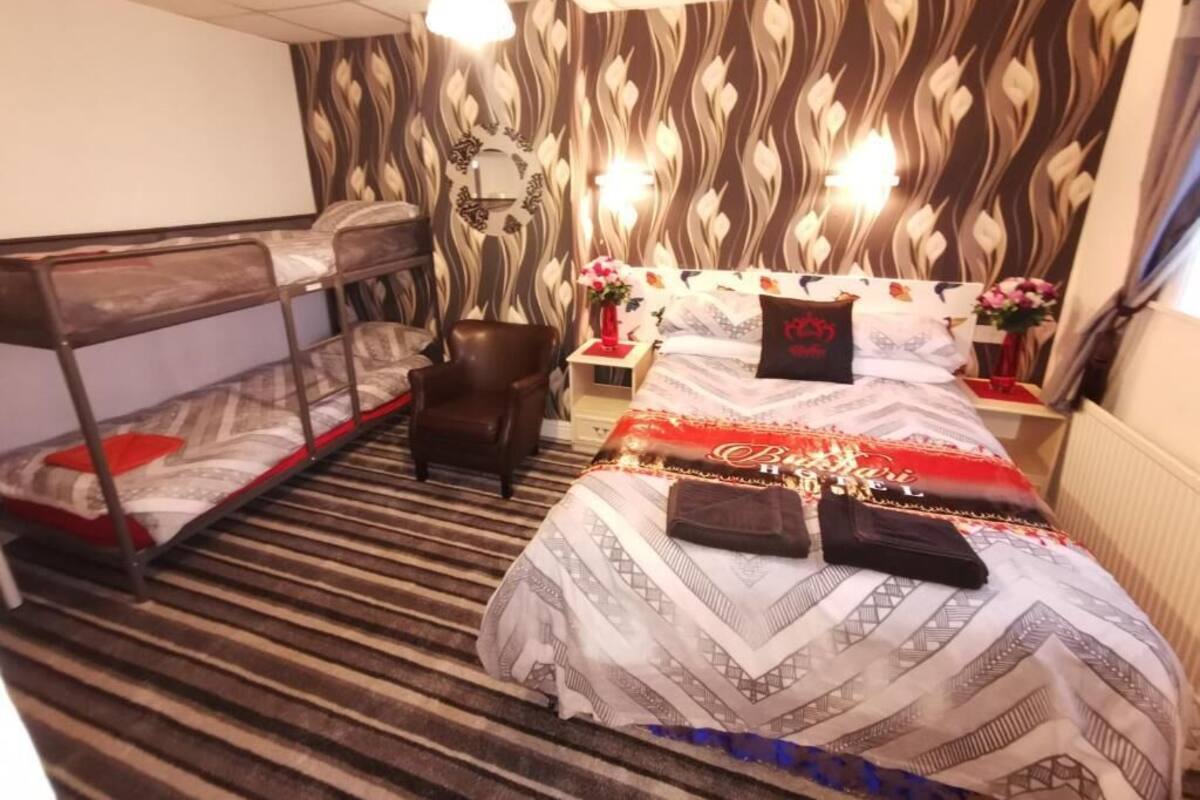 RM11 Family Room, Accessible | Iron/ironing board, wheelchair access