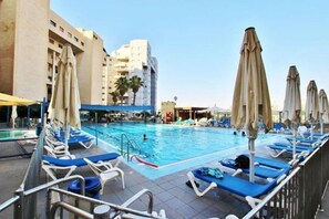 Kolam renang tertutup, kolam renang terbuka 