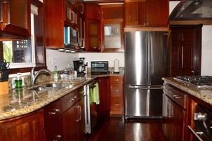 Suite Deluxe, 1 habitación (Namaste) | Cocina privada | Frigorífico, microondas, cafetera o tetera y hervidor eléctrico