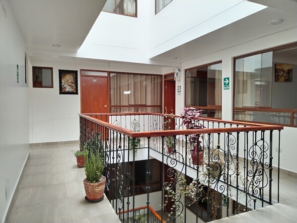 Hypo-allergenic bedding, pillowtop beds, desk, laptop workspace - Dreams House Belen (Cusco)