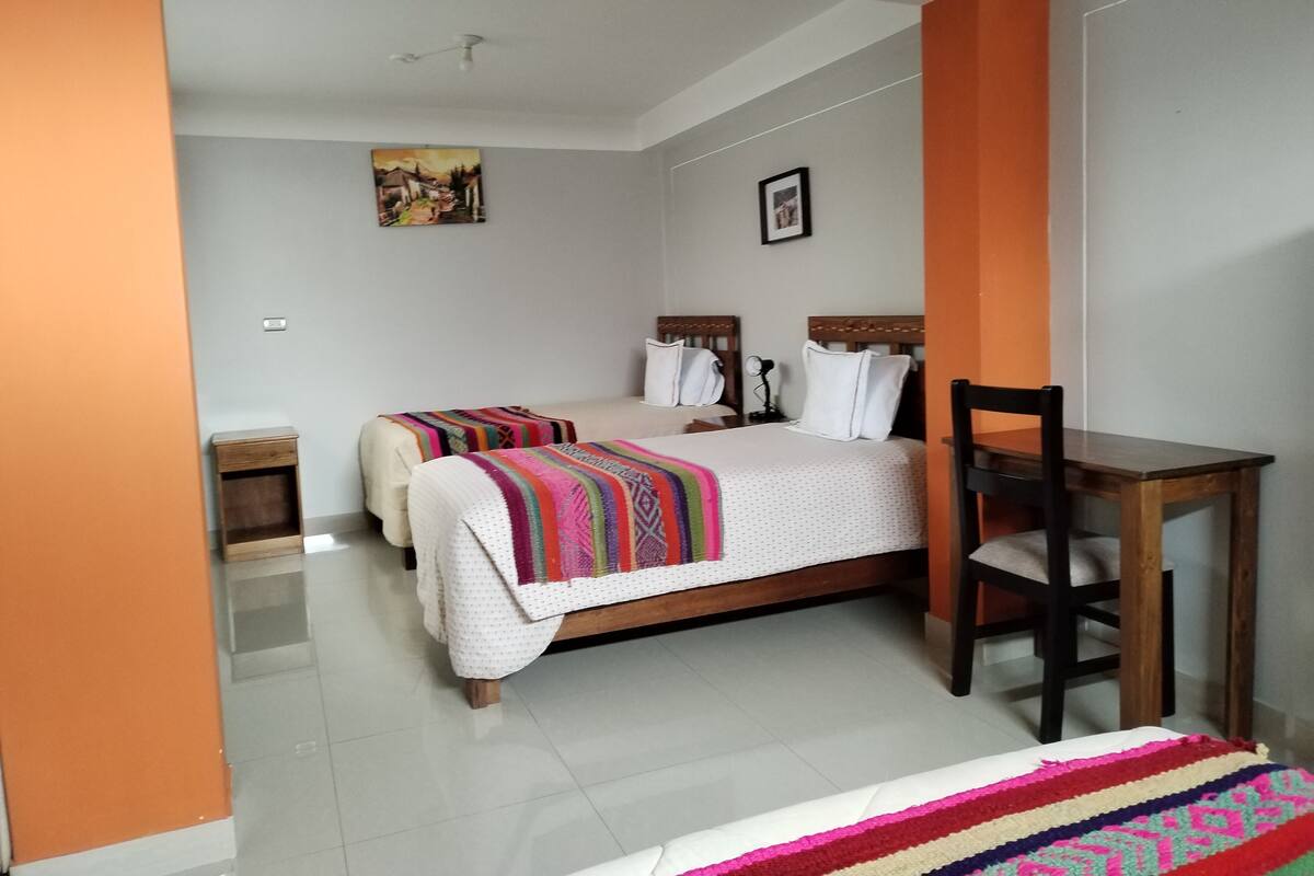 Habitación cuádruple | Ropa de cama hipoalergénica, camas con pillow-top y escritorio