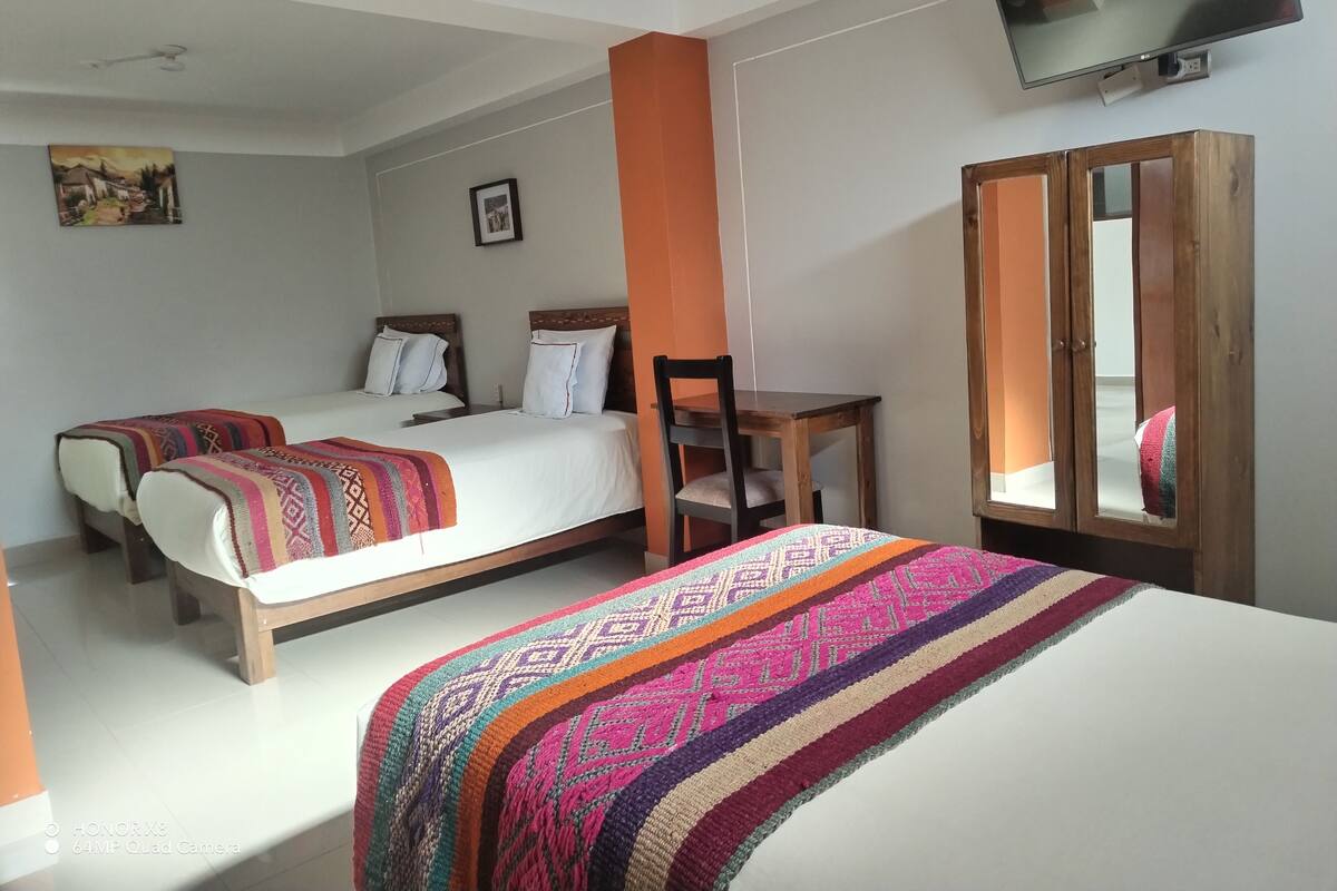 Ropa de cama hipoalergénica, camas con pillow-top y escritorio