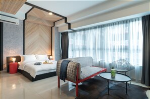 Sistema de insonorización, tabla de planchar con plancha y ropa de cama 