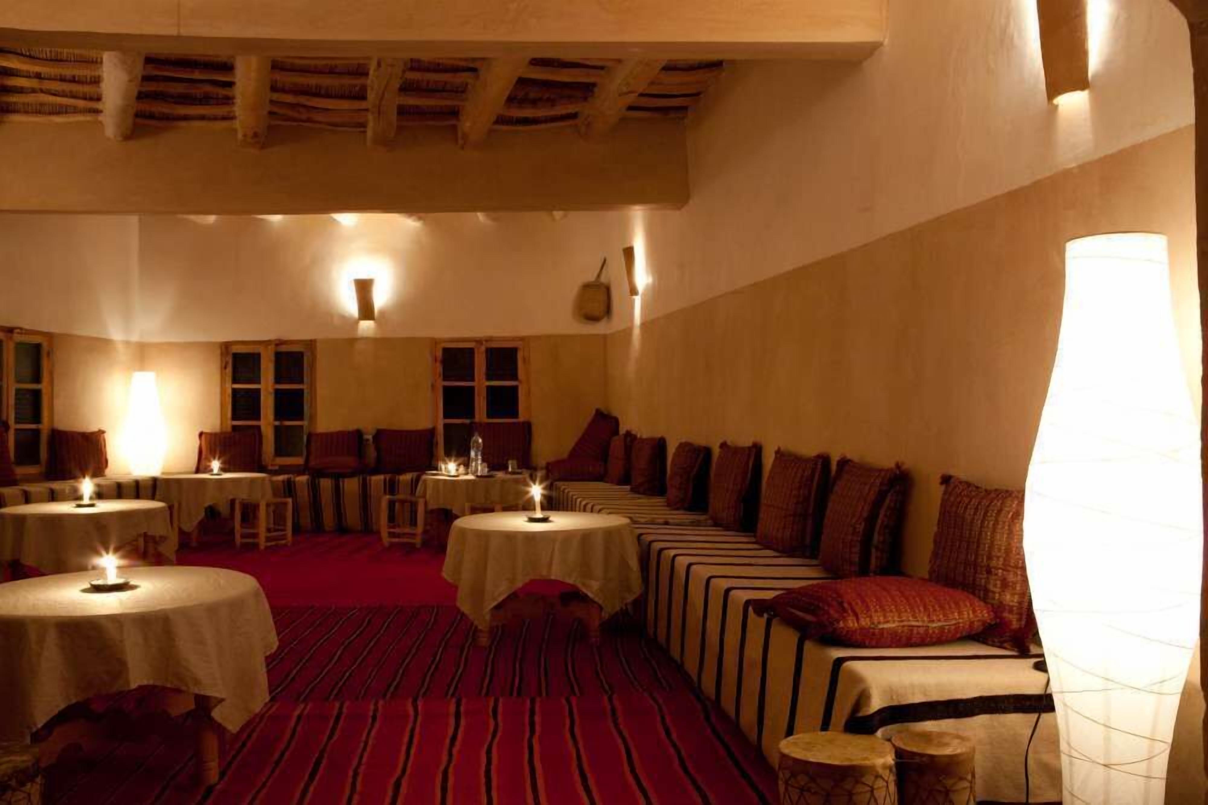 حيث تُقدم وجبات الإفطار، الغداء، العشاء، الأطباق المحلية