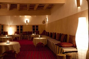 Frokost, lunsj og middag serveres, lokale retter