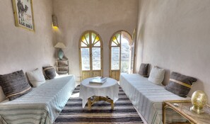 Frokost, lunsj og middag serveres, lokale retter