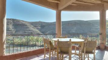 Free daily cooked-to-order breakfast