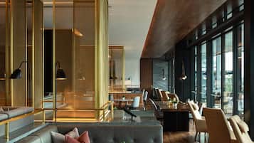 2 restaurants; breakfast, lunch and dinner served