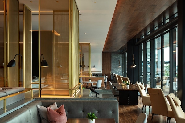 2 restaurants; breakfast, lunch, and dinner served