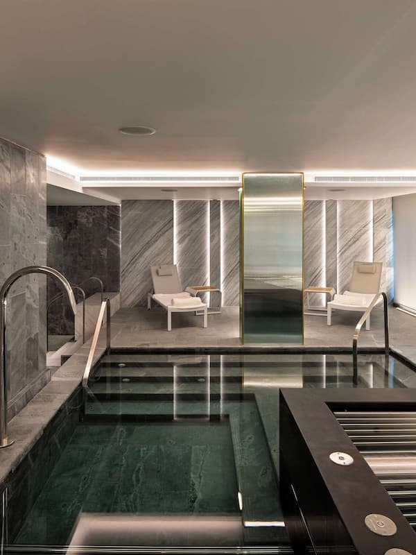 Couples treatment rooms, sauna, steam room, hydrotherapy, aromatherapy