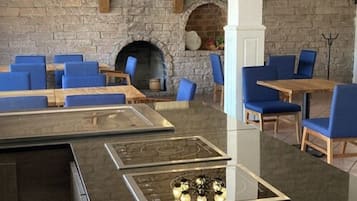 供應早餐、午餐、晚餐;本地菜