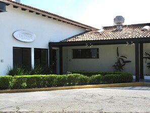 A building with a sign reading 'Las Dunas Restaurant & Bar' and a covered entrance. - Hotel Sand's San Luis Potosí (San Luis Potosi)