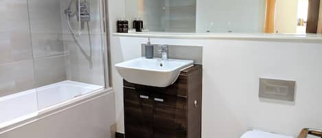 Appartement exclusif, 1 chambre, non-fumeur, cuisine | Salle de bain | Articles de toilette (gratuits), séchoir à cheveux, serviettes fournies