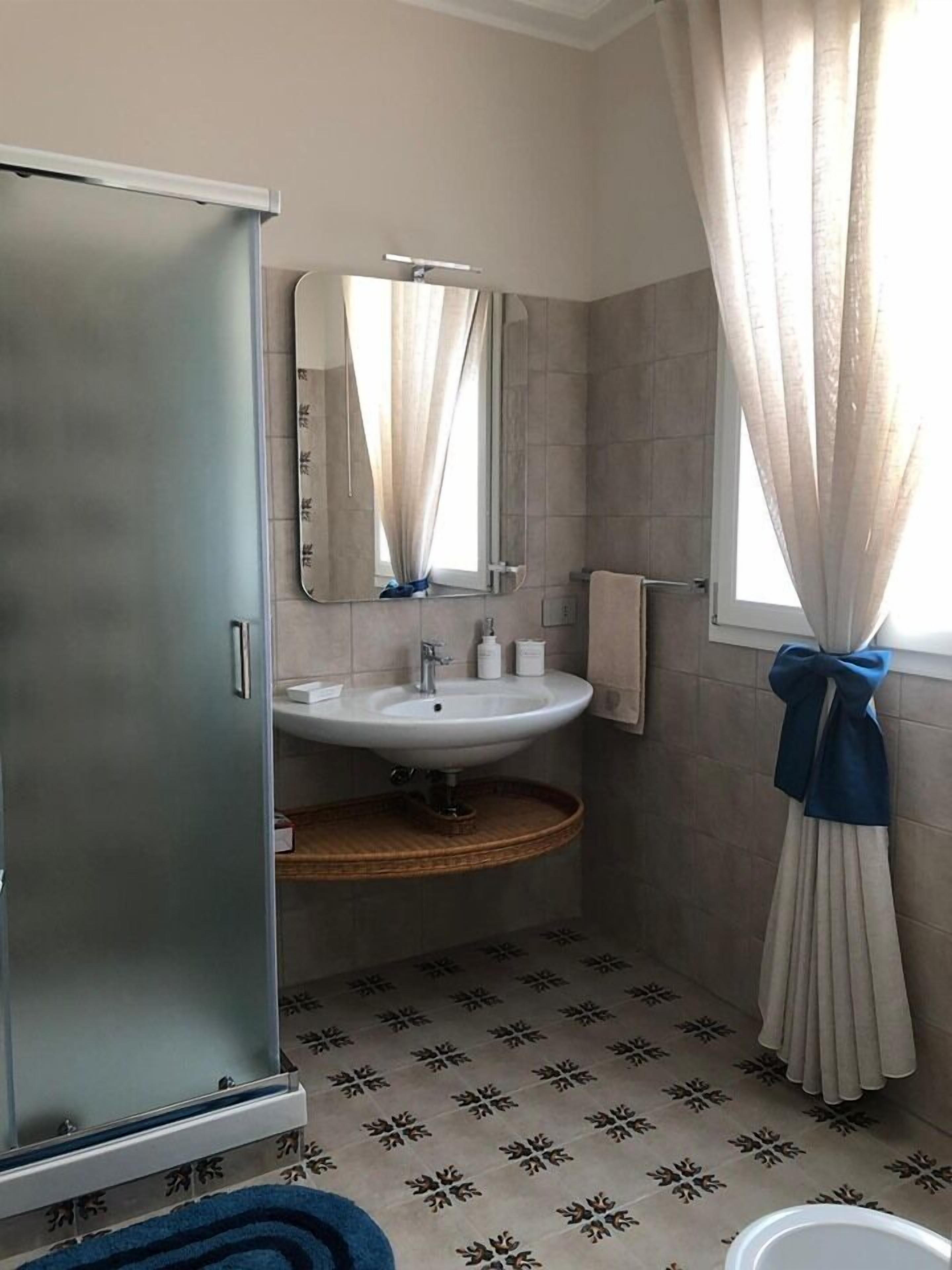 Dusche, kostenlose Toilettenartikel, Haartrockner, Bidet
