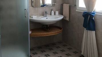 Dusche, kostenlose Toilettenartikel, Haartrockner, Bidet