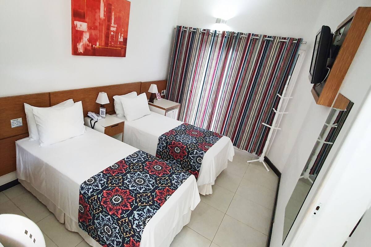 Kamar Basic | Minibar, brankas, meja kerja, dan ruang kerja ramah laptop