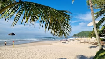 Am Strand, Sonnenschirme, StrandtĂŒcher