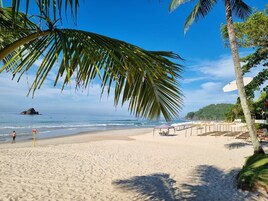 在海滩、海滩遮阳伞、沙滩毛巾