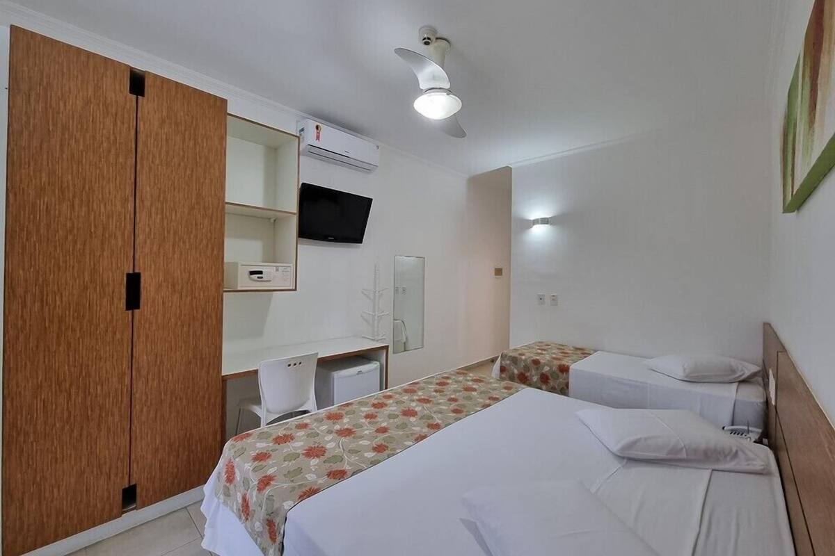 Kamar Triple Basic | Minibar, brankas, meja kerja, dan ruang kerja ramah laptop