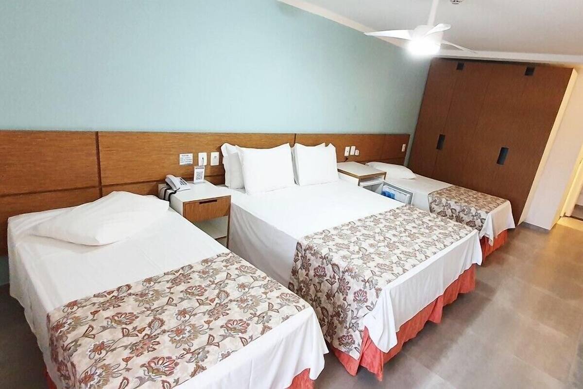Kamar Quadruple Basic | Minibar, brankas, meja kerja, dan ruang kerja ramah laptop