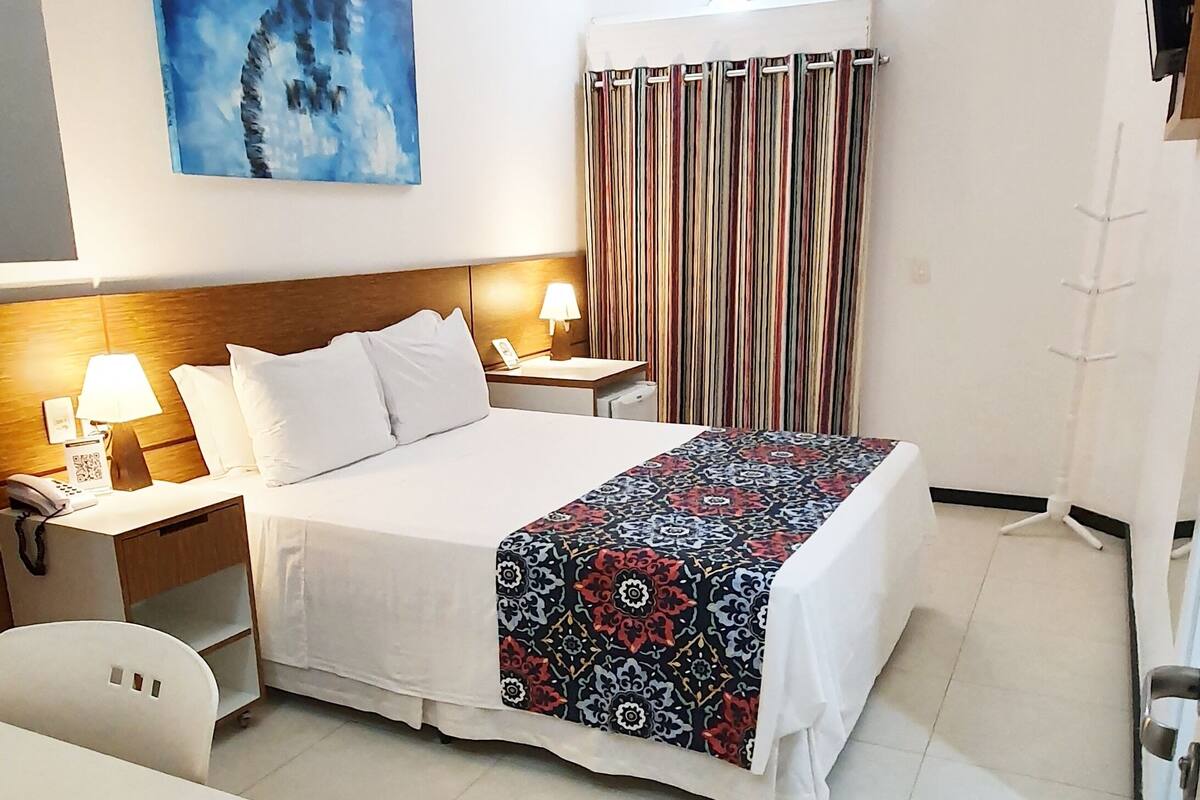 Kamar Double atau Twin Basic | Minibar, brankas, meja kerja, dan ruang kerja ramah laptop