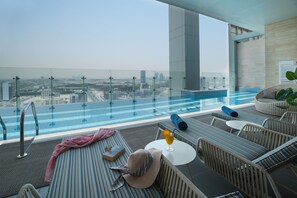 Outdoor pool, pool loungers - Millennium Executive Apartments Mont Rose (Dubai)