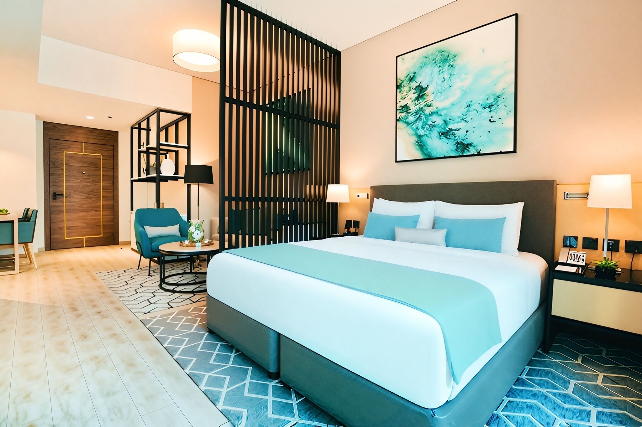 客房內保險箱、書桌、筆電工作空間、隔音