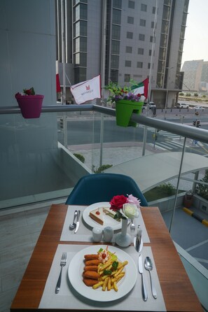 每日供應自助早餐 (每��人 AED50)