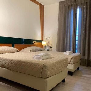 办公桌、免费 WiFi、床单