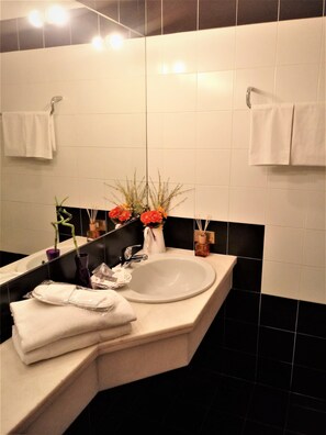 基础三人房 | 浴室 | 淋浴设施、免费洗浴用品、吹风机、坐浴桶