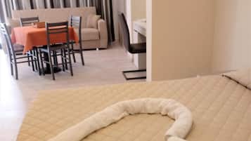 Escritorio, wifi gratis y ropa de cama