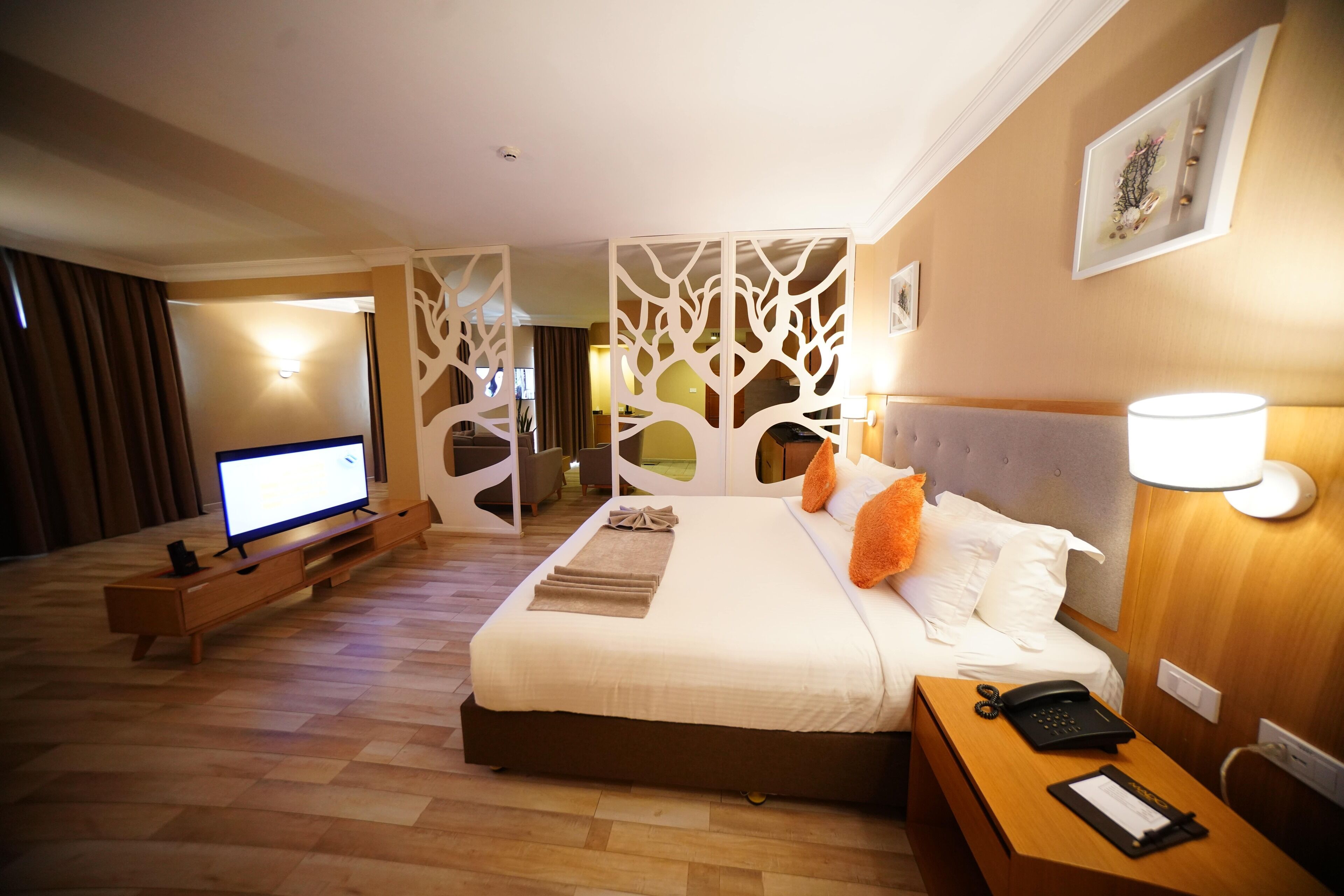 Mado Suite | Hypo-allergenic bedding available, minibar, in-room safe, desk