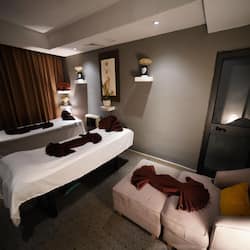 Couples treatment room(s), sauna, hot tub, steam room