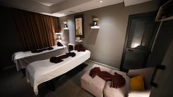 Salas de tratamiento para parejas, un sauna, una bañera de hidromasaje