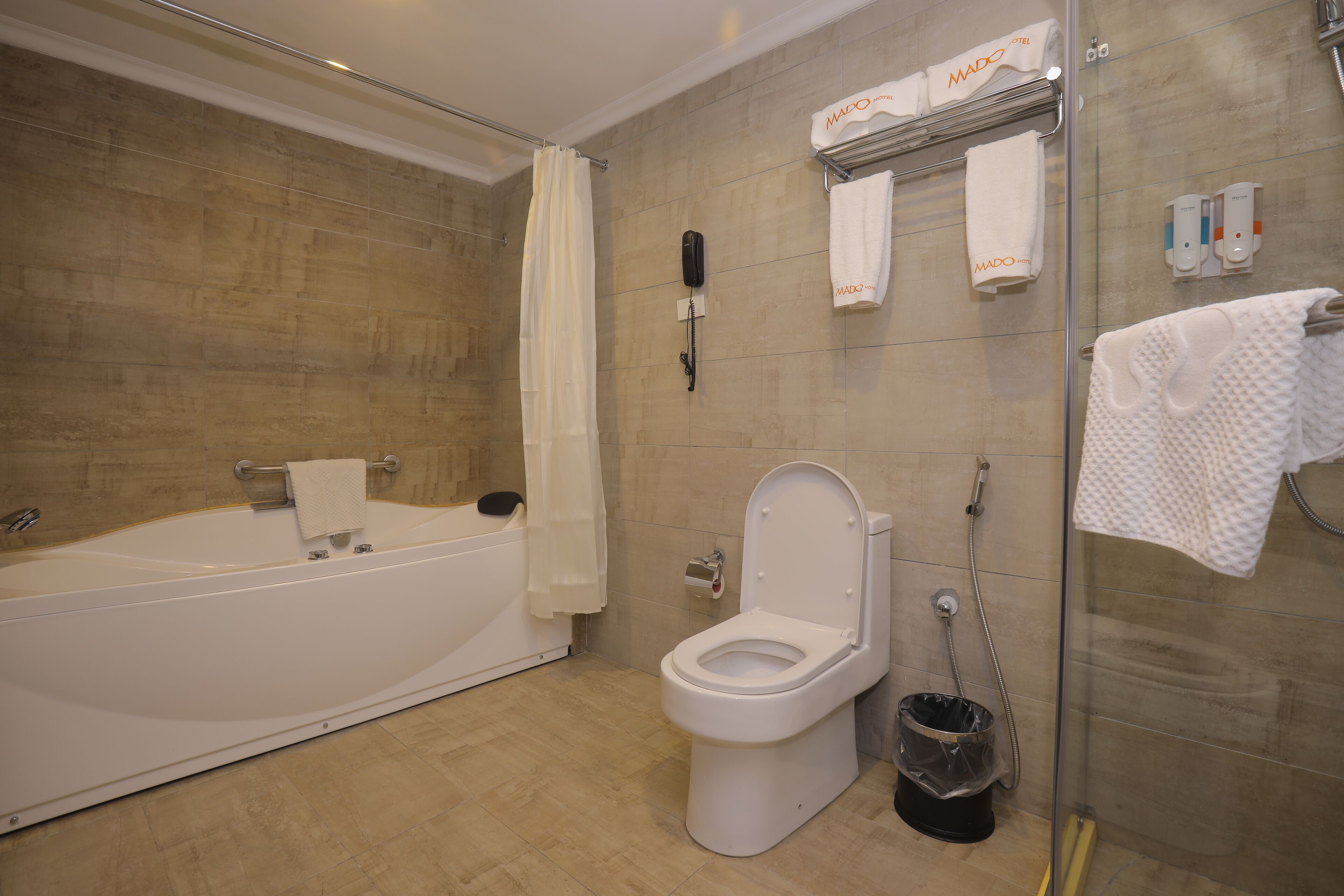 Un baño moderno con bañera, inodoro y ducha.