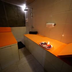 Couples treatment room(s), sauna, hot tub, steam room