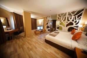 Hypo-allergenic bedding, minibar, in-room safe, individually furnished - Mado Hotel (Addis Ababa)