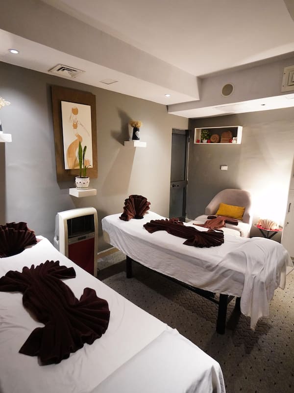 Couples treatment room(s), sauna, hot tub, steam room