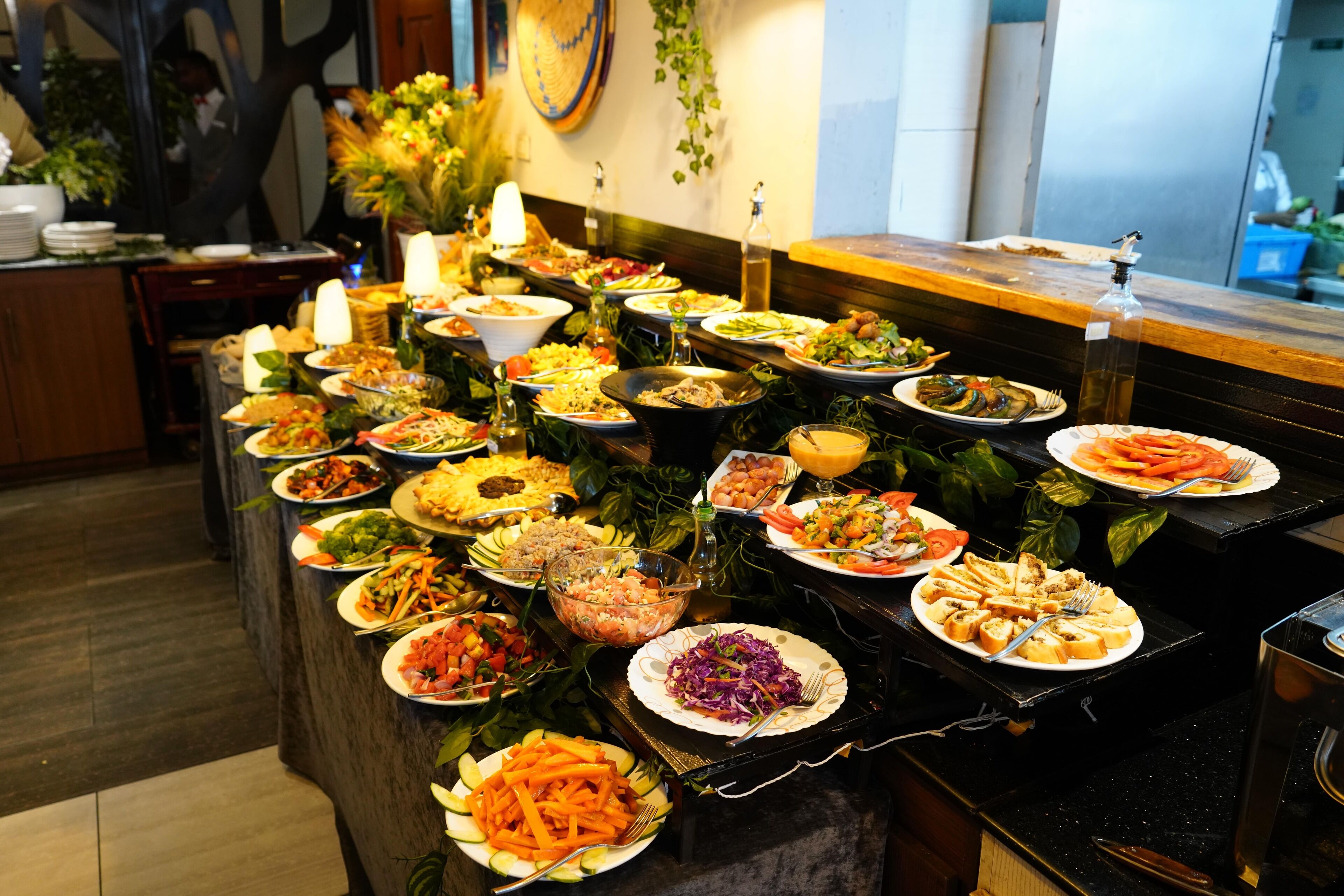Un buffet proposant divers plats et agrémenté d’un mur décoratif.