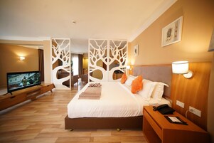 Mado Suite | Peralatan tempat tidur hipoalergenik, bar mini, peti besi dalam bilik 
